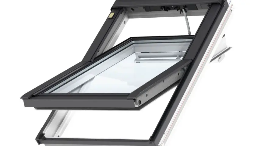 Tetto a falda con apertura parziale, il velux elettrico non si apre completamente. Meccanismo visibile.