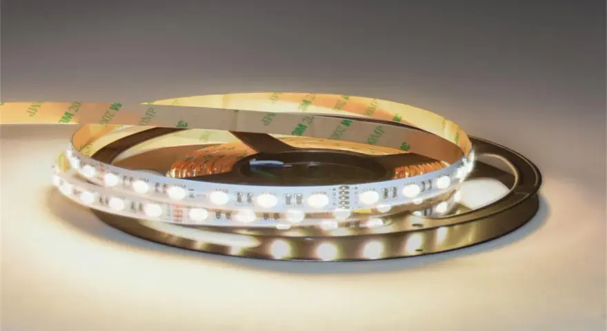 Bobina di striscia LED bianca calda con adesivo 3M, pronta per scoprire come collegare faretti led e illuminare i tuoi spazi.