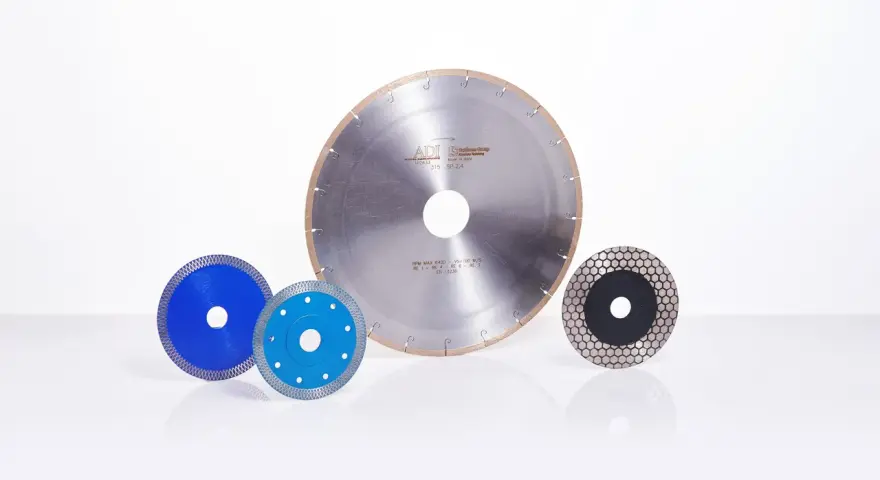Dischi diamantati per forare granito, con diverse dimensioni e design, pronti per lavori di precisione.