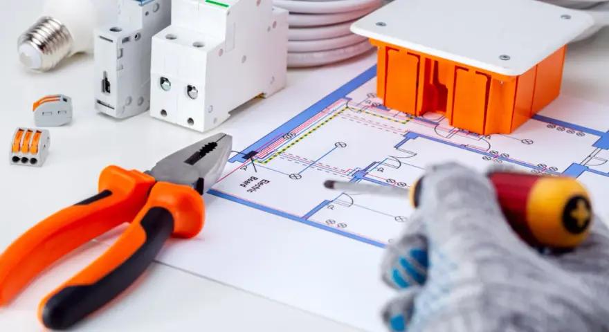 Schema elettrico con componenti per la messa a terra impianto elettrico: pinza, cacciavite, interruttori, scatola, lampadina e cavi.
