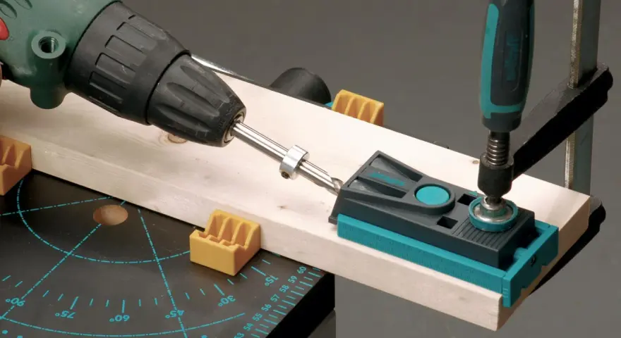 Attrezzo per guidare il trapano su un pezzo di legno, con morsetto e guida per fori precisi.