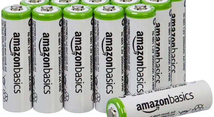 Un pacco di batterie ricaricabili AmazonBasics Ni-MH 1.2V 2000mAh AA HR6. Diversi tipi di batterie ricaricabili, ideali per dispositivi elettronici.