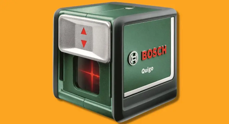 Livella laser Bosch Quigo proietta linee rosse per mostrare come si usa la livella laser.