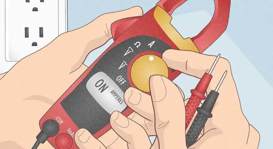 Mani che impostano un tester per misurare la corrente. Il selettore è su "AMPERES" per imparare come misurare la corrente con il tester.