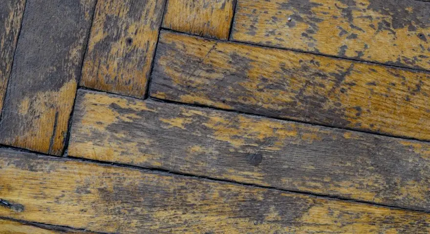 Parquet rovinato, con macchie scure e ingiallimenti. Scopri come togliere le macchie dal parquet per ridargli vita.