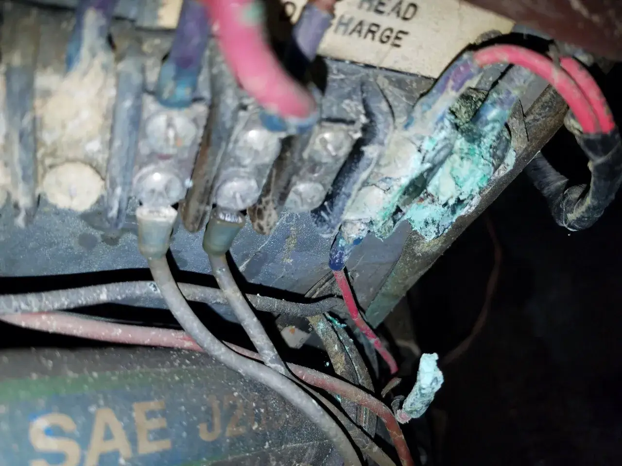 Fili di rame corrosi da ossido verde, un problema comune che richiede attenzione per capire come pulire i fili di rame e ripristinare la connessione.