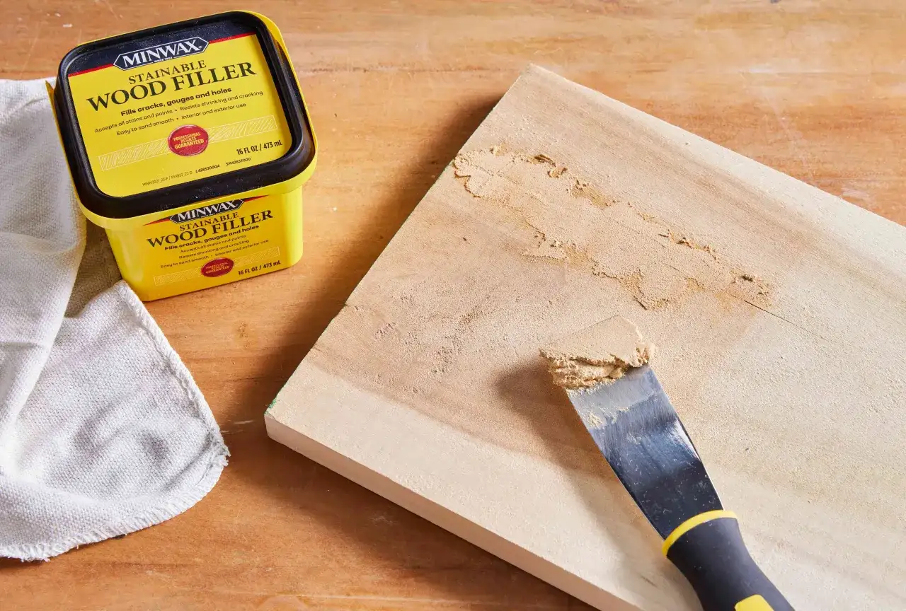 Come riempire buchi nel legno con stucco Minwax. Stucco pronto all'uso per riparare crepe e fessure.