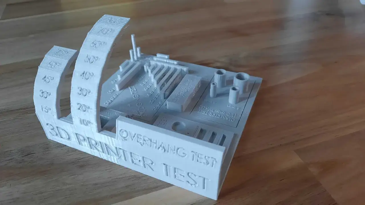 Modello di test stampa 3D con indicazioni di angoli e misure per verificare la qualit&agrave; della stampa.