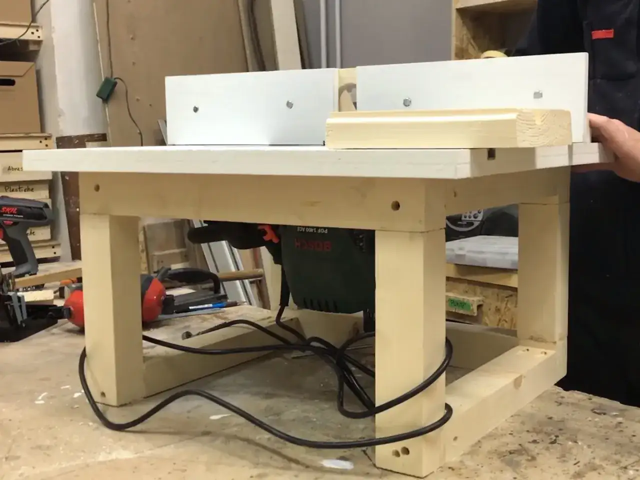 Banco fresa fai da te con fresatrice Bosch integrata. Un progetto di falegnameria per creare un piano di lavoro stabile.