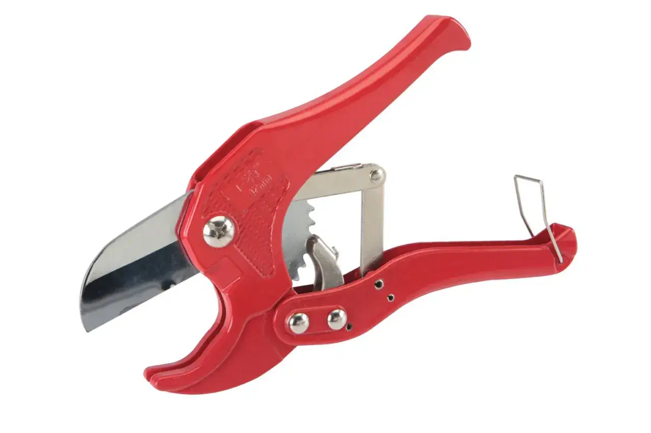 Taglia tubi rosso per tagliare PVC con lama affilata e meccanismo a cricchetto.