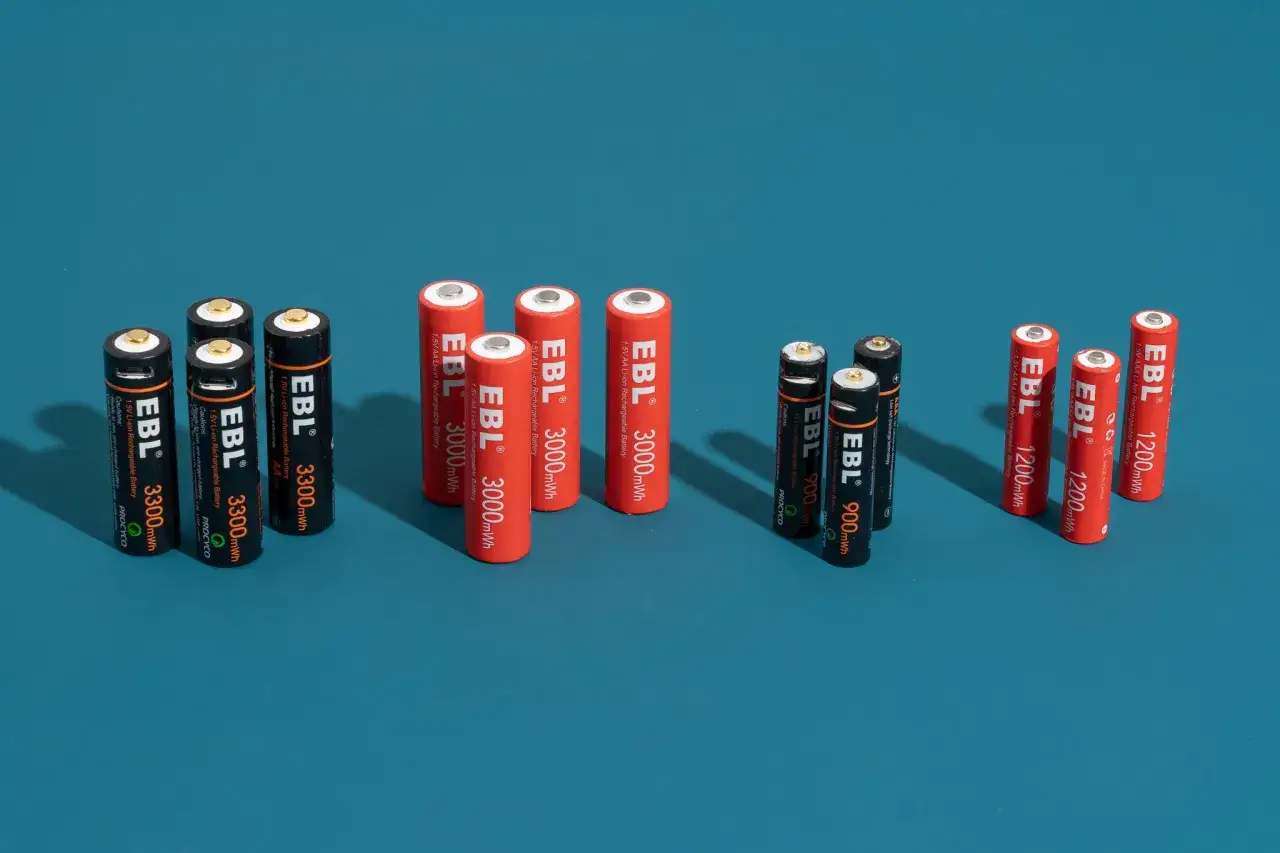 Vari tipi di batterie ricaricabili EBL: AA da 3300mAh e 3000mAh, AAA da 900mAh e 1200mAh, pronte all'uso.