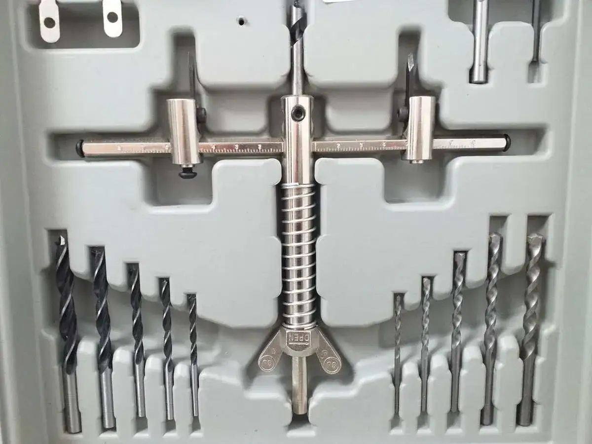 Set di punte trapano per cartongesso con fresa circolare regolabile e varie punte di diverse dimensioni, pronte per ogni lavoro.