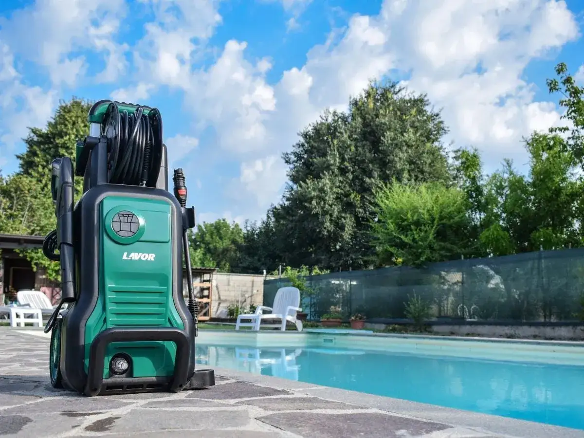 Idropulitrice Lavor verde e nera vicino a una piscina. Quanti bar deve avere una buona idropulitrice? Dipende dall'uso.