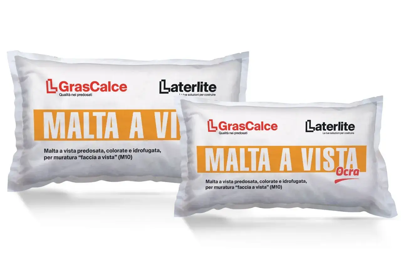 Due sacchi di malta a vista predosata, colorata e idrofugata, per muratura 