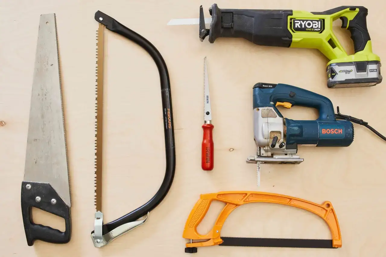Vari tipi di seghe: seghetto alternativo Bosch, sega universale Ryobi, seghetto a mano Irwin, seghetto da traforo Fiskars e una sega da falegname.