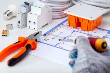Schema elettrico con componenti per la messa a terra impianto elettrico: pinza, cacciavite, interruttori, scatola, lampadina e cavi.