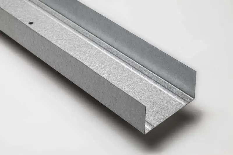 Profilo metallico per cartongesso, ideale per creare strutture resistenti. Utile per fissaggi con punte trapano cartongesso.
