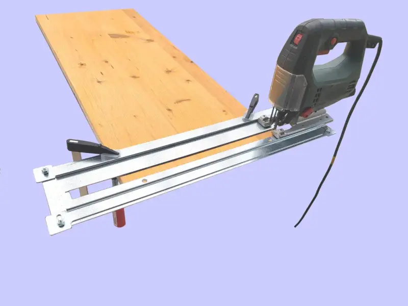 Seghetto alternativo pronto a tagliare legno su una guida metallica.