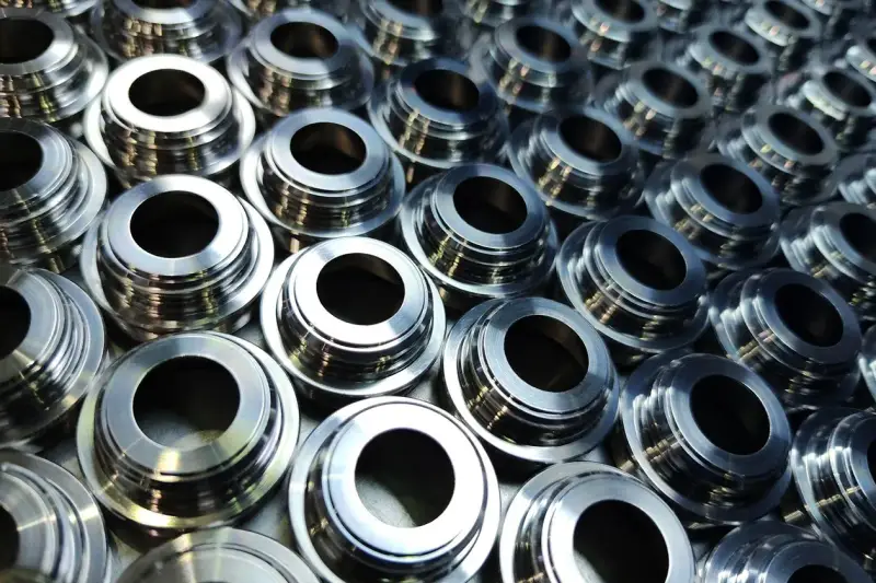 Molti componenti metallici con finitura lucida, pronti per la spazzolatura metalli.